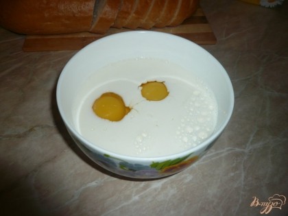 Яйца и молоко соединяю в глубокой миске.