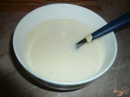 Размешиваю молоко с яйцами при помощи вилки до однородного состояния.