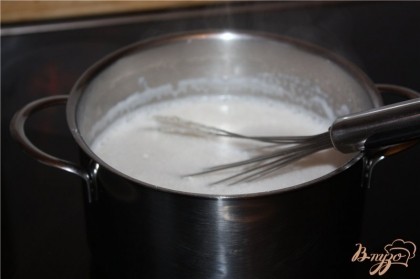 Постоянно помешивая аккуратно всыпать в молоко получившуюся смесь из хлопьев, сахара и соли.