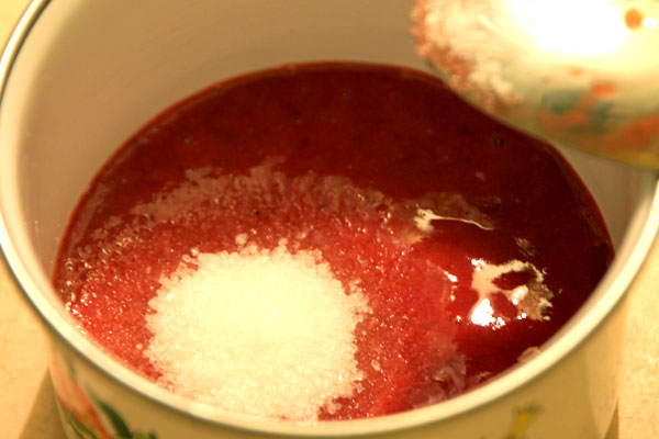 Тем временем замачиваем желатин в полстакана кипячёной воды. Кипячёной потому что у неё уже не будет возможности вскипеть, иначе желатин может горчить.<br><br>    Тут можно отвлечься от готовки пока не испечётся кокосовый корж. <br><br>    Размороженную клубнику перетираем в пюре и откладываем половину в мисочку, добавляем ванильный сахар и набухший желатин. Подогреваем смесь на маленьком огне до полного растворения желатина. Остужаем и убираем в холодильник.<br><br>    Корж в это время уже вынут из духовки и остывает.