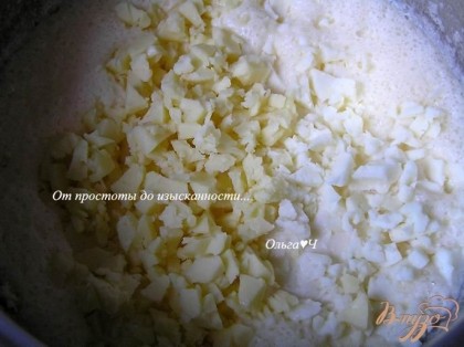 Яйца взбить с солью и сахаром, добавить сметану и раскрошенный сыр (или натертый на терке), перемешать, влить растопленное сливочное масло, перемешать.