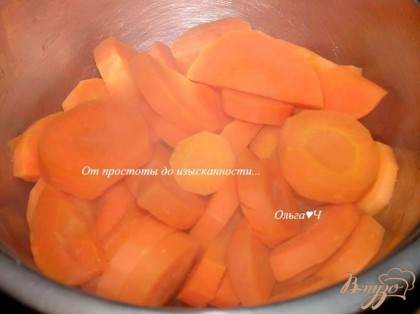Морковь бланшировать 3 минуты, откинуть на дуршлаг.