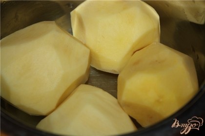 Картофель почистить, хорошо промыть и залить холодной водой.
