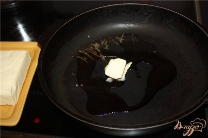 Когда вода закипит снять пенку если она образуется (это значит, что Вы плохо промыли картофель перед варкой) и посолить. Убавить огонь на средний и варить до полной готовности 15-20 мин.Когда картофель сварится воду слить (готовность картофеля просто проверить - проткните клубень кончиком ножа, если нож входит легко, то картофель готов).На сковороду положить сливочное и подсолнечное масло.