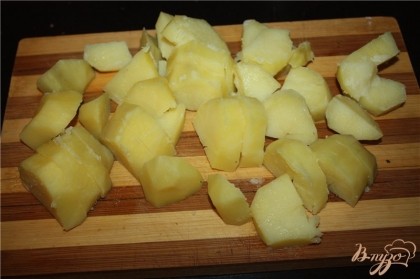 Картофель нарезать крупными кусочками.