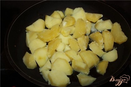 Когда сливочное масло полностью растает выложить на сковороду картофель.