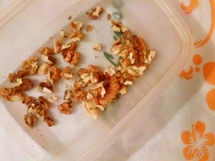 Очистить орехи от скорлупы. Измельчим орехи на небольшие кусочки.