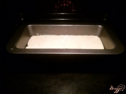 Форму для выпечки смазываем растительным маслом, выливаем наше тесто. Ставим в духовку на 30 минут при 180С. Готовность проверяем деревянной палочкой.