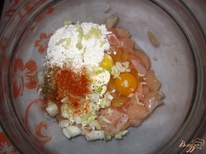 В миску к филе добавьте майонез, выбейте яйца, муку, выдавленный чеснок, нарезанный лук, соль, сушеный базилик или любую зелень, все перемешать.
