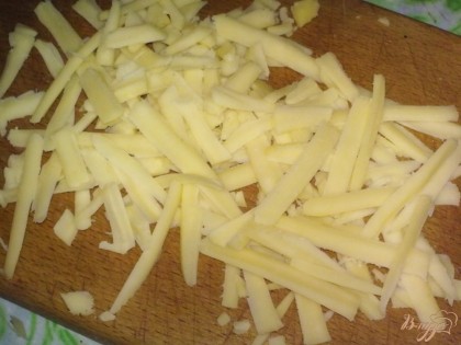 Твердый сыр натереть на крупной терке.Лучше всего взять сыр "Российский" или "Костромской".
