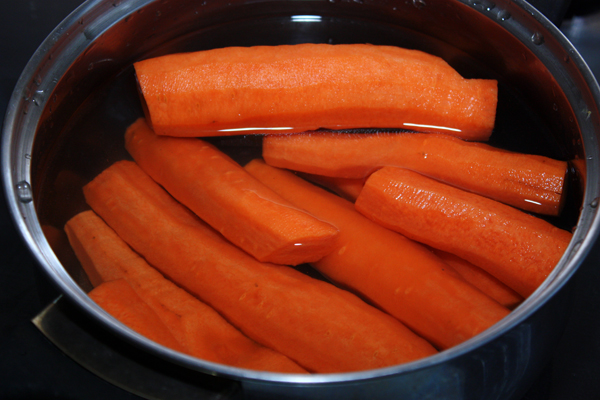 Чистим морковку.