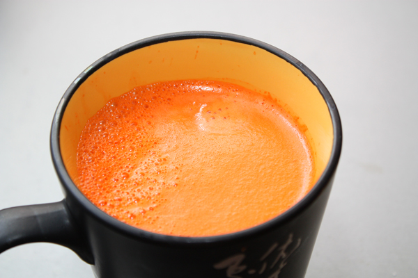 Выжимаем из нее сок и добавляем сливки для лучшего усвоения жирорастворимых витаминов.  Честно говоря, чашечка такого напитка отлично заменяет завтрак.