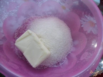сахар смешиваем с маслом комнатной температуры, и хорошо взбиваем, до пышной массы