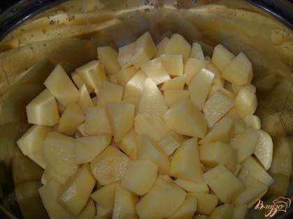 Картофель чистим и нарезаем кубиками. Ставим варить. солим