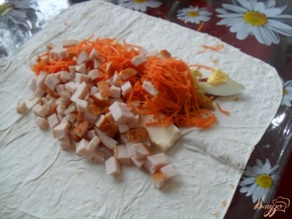 далее выкладываем морковь и нарезанное филе