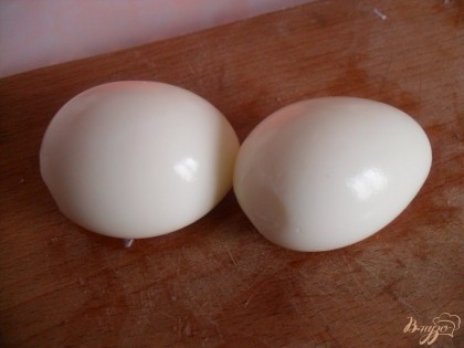 Яйца отварить вкрутую (10 минут)