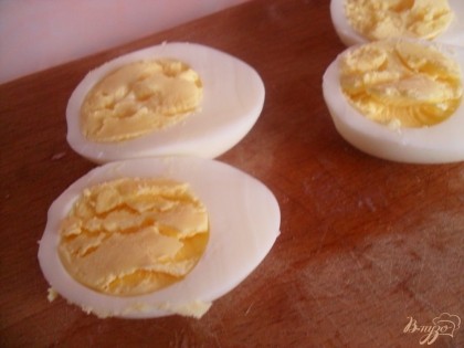 Разрезаем яйца пополам