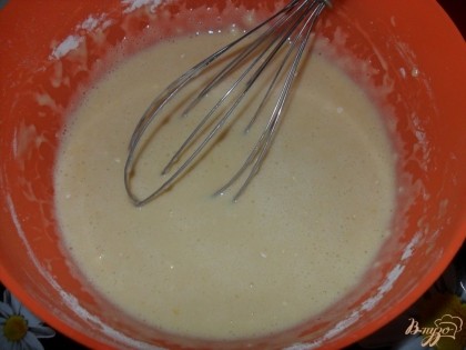 смешать муку с содой, и постепенно помешивая добавить ее в тесто.