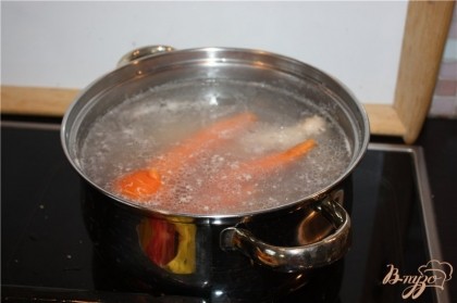 Сварите куриный бульон: довести до кипения, пенку снять, посолить, добавить лавровый лист, перец горошком и морковь, убавить огонь и варить 40 мин на слабом огне.