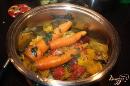 Овощи с противня переложить в кастрюлю, добавить морковь из бульона, 1 зубчик чеснока и пол половника бульона.