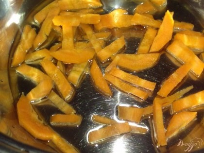 Морковь очистить, помыть и нарезать брусочками. Обжарить их в кастрюле.