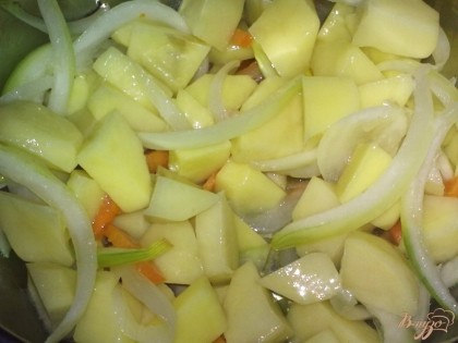 Картофель очистить, помыть и нарезать кубиками. Добавить к луку и моркови. Жарить все вместе 5 минут.