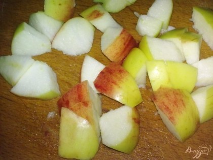 Яблоко помыть, удалить сердцевину и нарезать крупными кубиками.