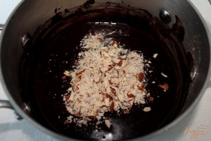 В горячий шоколад добавляем колотый миндальный орех.