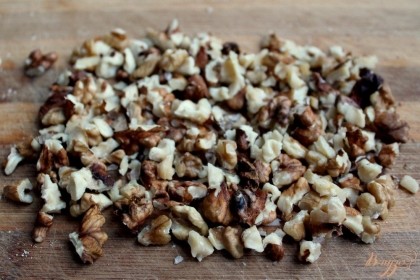 Измельчаем грецкие орехи, добавляем в шоколад и все перемешиваем.