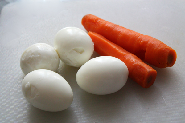 Параллельно сварить морковь и яйца и тоже их очистить.