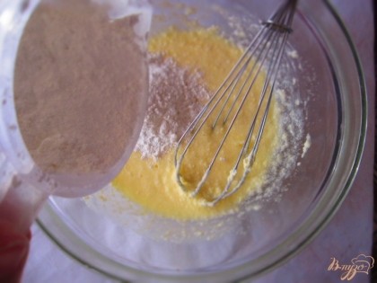Выбиваем яйца, добавляем сахар, мешаем до однородности.Топим маргарин в микроволновке, или на паровой бане, когда маргарин будет комнатной температуры, добавляем его к яичной массе, перемешиваем венчиком.В муку добавляем соду погашенную уксусом, перемешиваем, и добавляем к нашей массе. Начинаем месть тесто руками.