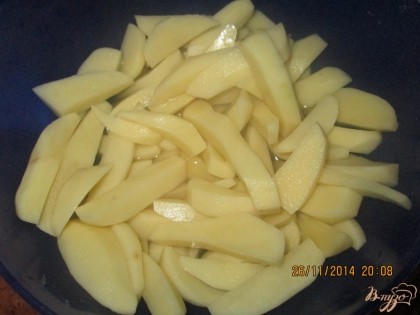 Картофель почистить и порезать на  4 части в зависимости от величины картофель (если большая то можно и на больше частей перерезать).