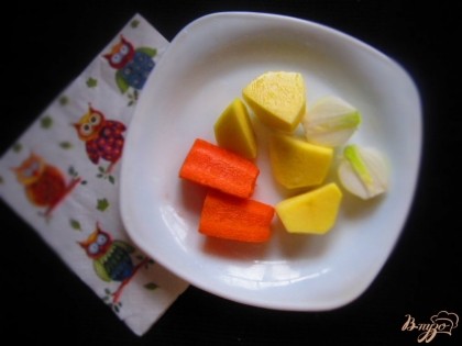 Картофель очистить, разрезать на 4 части. Морковь очистить и разрезать пополам. Лук очистить и также разрезать пополам. Чем больше куски овощей, тем меньше теряется витаминов во время варки. А если варить целыми овощи еще лучше.