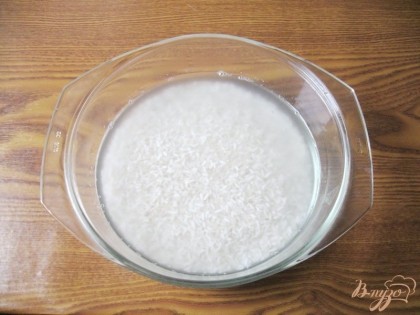 Рис тщательно моем в проточной холодной воде. Затем кладем в миску, заливаем горячей водой и немного солим. Рис должен так стоять минимум 30 минут.
