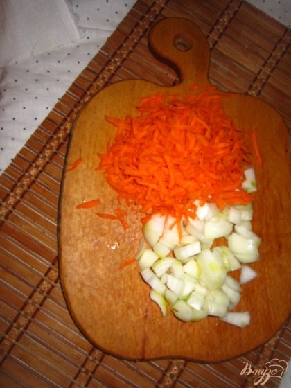 Лук нарезать на мелкие кусочки. Морковь натрите на большой терке.