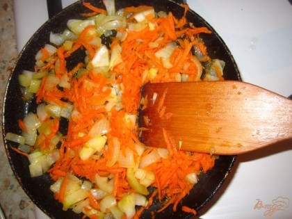Лук и морковь, посолить и немного притомить на сковороде.