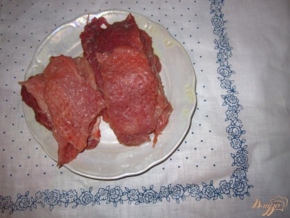Свиное мясо отбить на отбивные. Хорошо приправить базиликом, солью, паприкой и черным перцем.