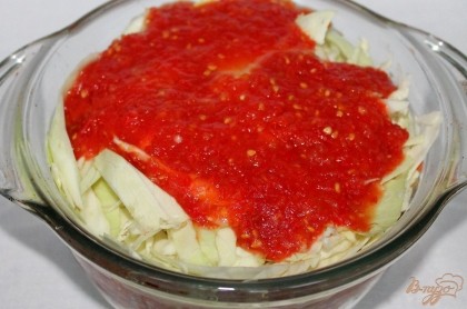 Заливаем стаканом кипятка и томатным соусом. Отправляем форму в духовку на 30 минут.