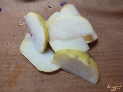 Яблоки моем и нарезаем тонкими дольками.