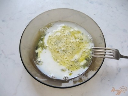Яйцо разбиваем в тарелку, добавляем молоко, соль и взбалтываем.