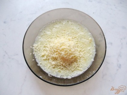 Трем на терке с небольшими отверстиями твердый сыр и добавляем в тарелку.