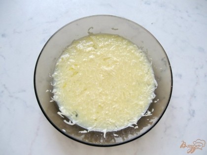 Перемешиваем яйцо, молоко, соль и тертый сыр.
