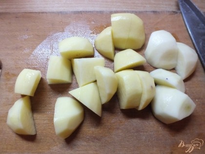 Картошку нарезаем удобными кусочками.