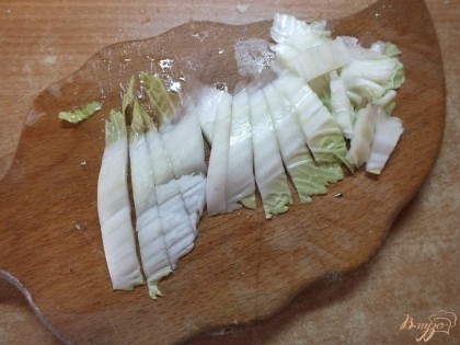 Жесткую часть листа капусты нарезаем соломкой.