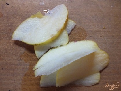 Яблоко моем и нарезаем тоненькими ломтиками.