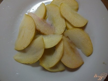 Раскладываем яблоко на плоское блюдо. Смешиваем лимонный сок с сахаром до растворения. Немного поливаем сверху яблок равномерно.