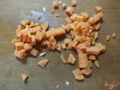 Морковку нарезаем кубиками примерно размером с зерна кукурузы.