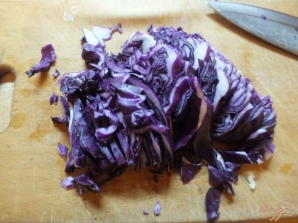 Тоже тонкой соломкой нарезаем фиолетовую капусту.