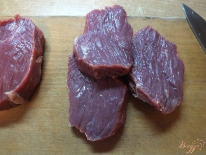 Нарезаем мясо ломтиками ровной толщины (от 1 до 3 см).