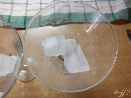 В бокалы раскладываем лед.